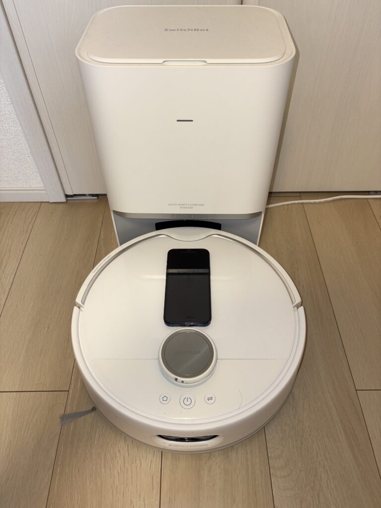 SWITC BOT S10の本体とゴミ収集ステーションの写真